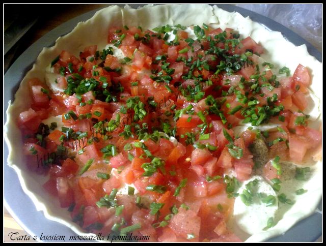 tarta z łososiem, mozzarella i pomidorami