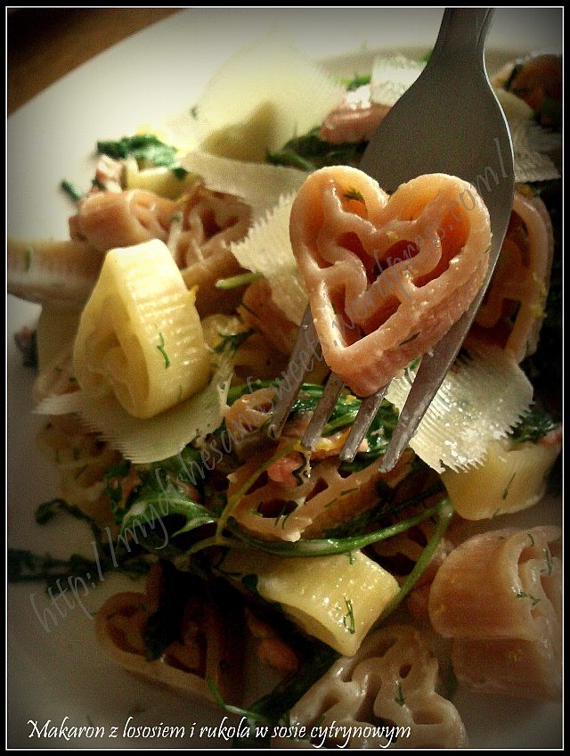Makaron z łososiem i rukolą w sosie cytrynowym