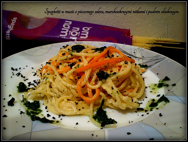 Spaghetti w musie selerowym, marchewkowymi nitkami i pudrem oliwkowym