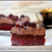 Ciasto czekoladowe z frużeliną wiśniową i pianką czekoladową. 